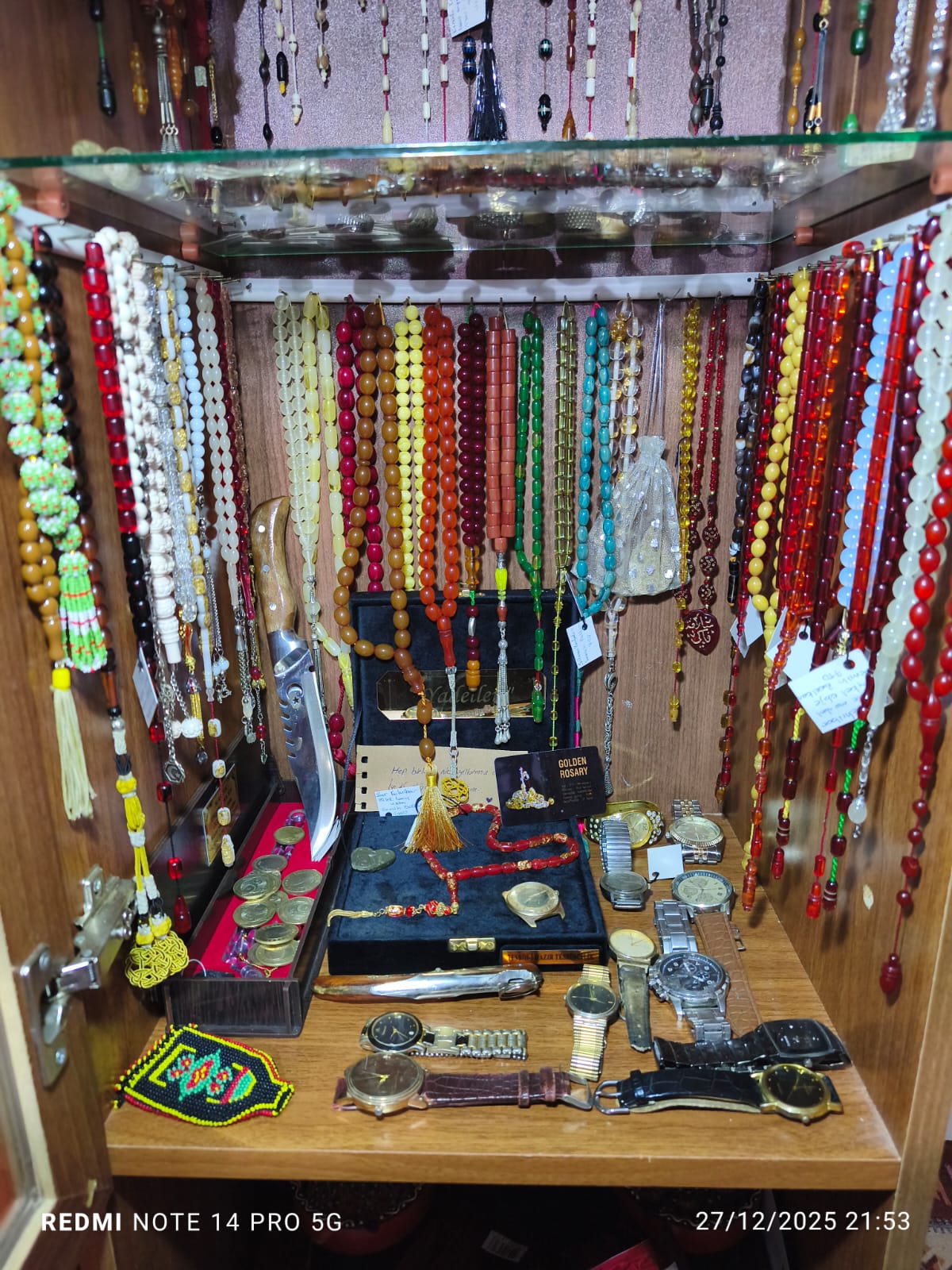 Saatler ve Yüzükler Vitrini